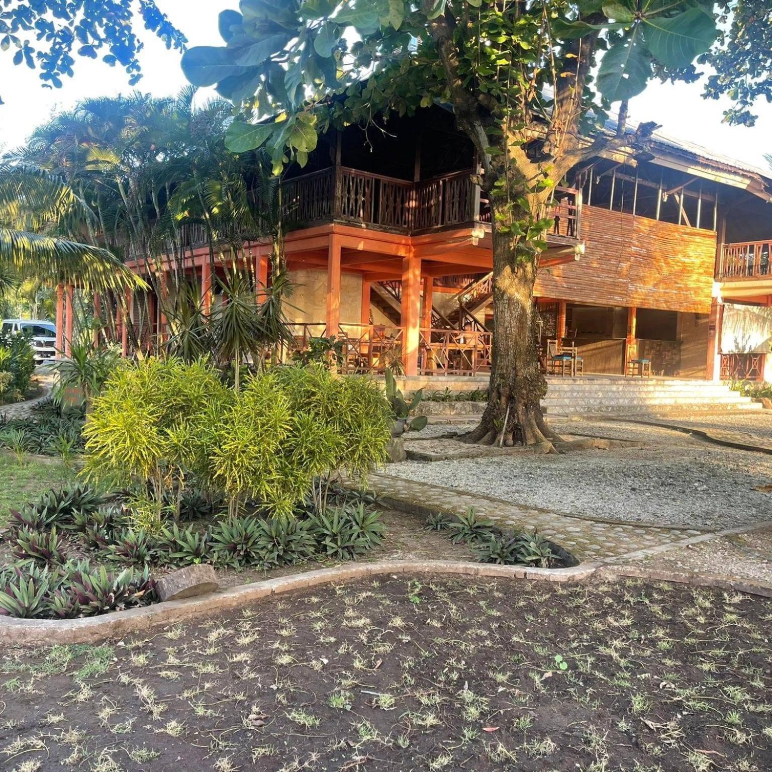 Supersuck Hotel Maluk Exterior foto